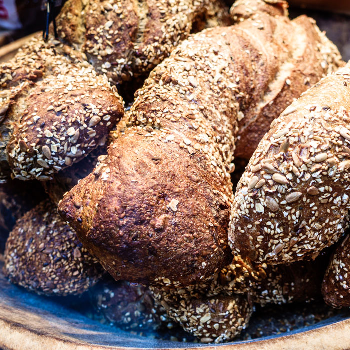 dunkle, bestreute Brotstangen/dark, sprinkled breadsticks